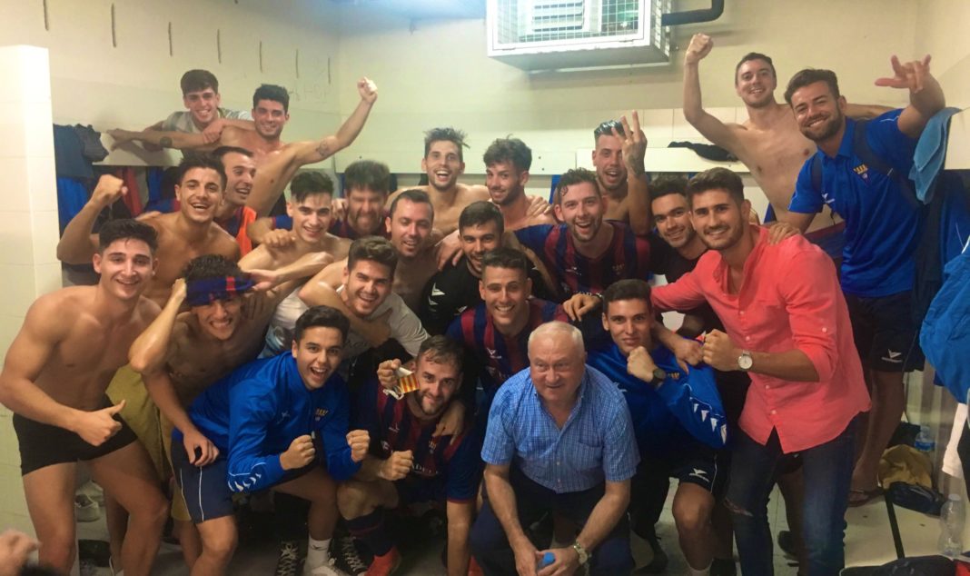Celebración del CF Gavà tras la victoria (0-1). Foto: Twitter @cfgavaoficial.