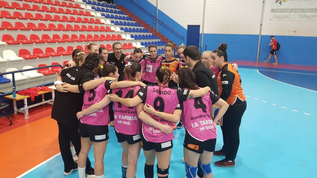 El equipo femenino del Handbol Gavà, obligadas a quitarse el lazo amarillo. Foto: CD Agustinos.