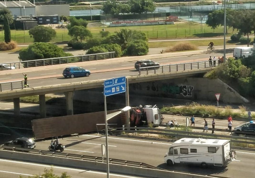 Un camión cae de un puente a la C-32 justo en la entrada de Gavà.