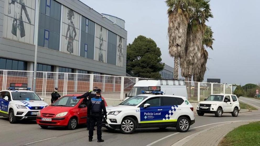 La policía local de Castelldefels durante el confinamiento. Foto: Ayuntamiento de Castelldefels.