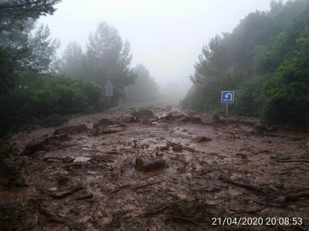 Gran deslizamiento de tierra en la caretera Gavà - Begues.