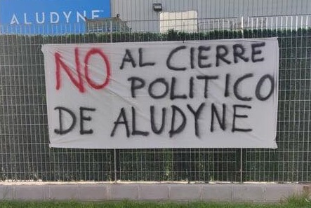 Pancartas contra el cierre de Aludyne.