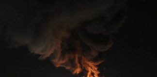 Imagen del incendio visto desde los municipios aledaños a la industria, situada en Granollers (foto: @cracia2).