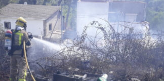 Bombero en el incendio de Ca n'Espinós. Foto: Agrupació de Defensa Forestal de Castelldefels.