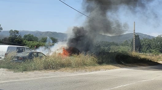 Incendio de matojos en Gavà. Foto: Miha A.