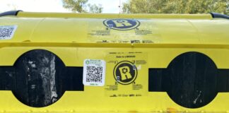 Código QR en un contenedor amarillo en la Riera de Sant Llorenç.