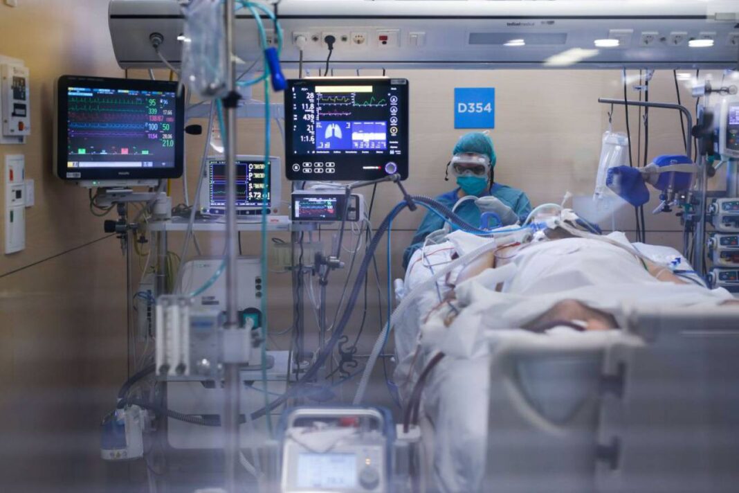 Imagen de una UCI de un hospital de Barcelona. Foto: Getty Images.