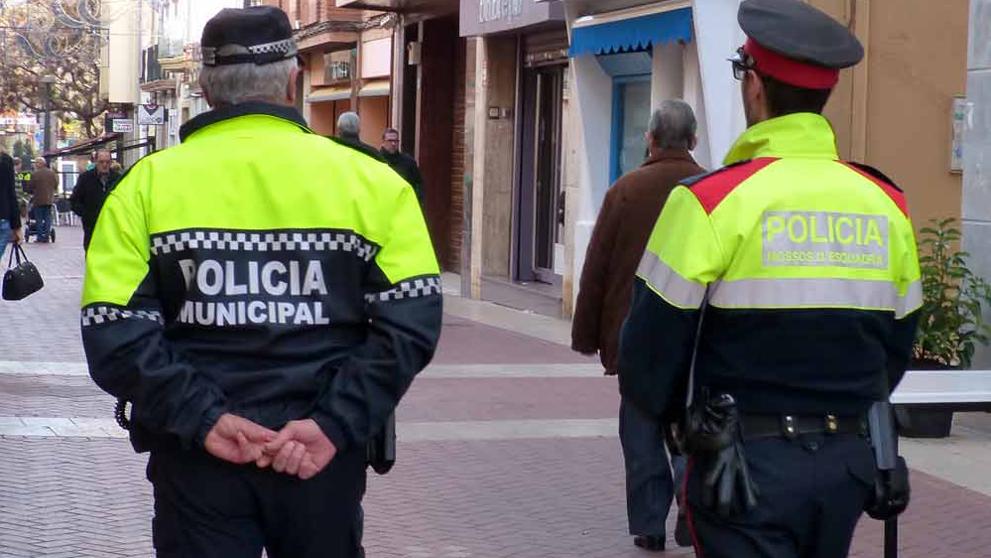 Una patrulla de Policía Municipal y Mossos en Gavà (Bruguers Digital)