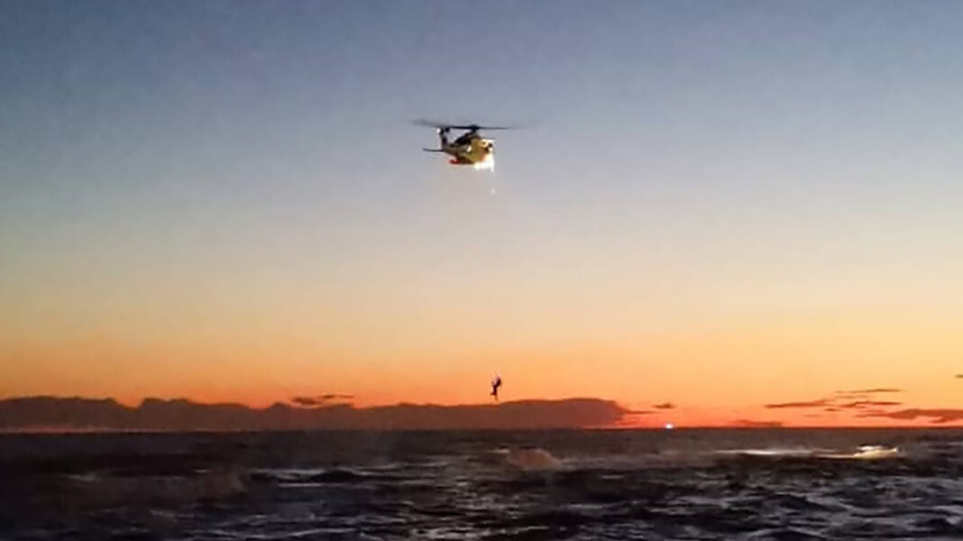 Helicóptero Helimer 201 durante el rescate. Vídeo: Nayra Panyella.