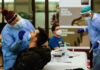 Personal sanitario haciendo tests de antígenos. Foto: Cèlia Atset.