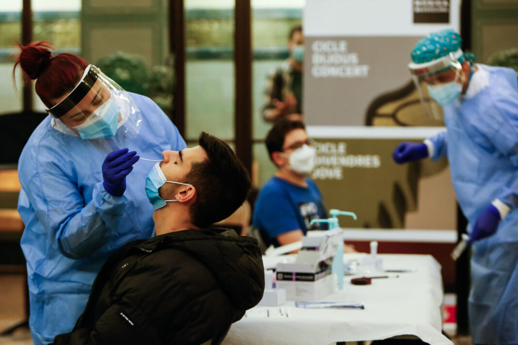 Personal sanitario haciendo tests de antígenos. Foto: Cèlia Atset.