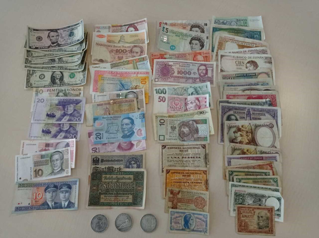 Monedas y billetes de coleccionista que habían robado en uno de los domicilios asaltados.