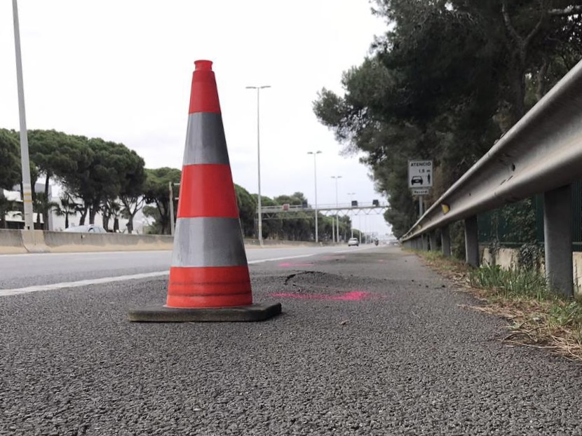 Un cono señaliza un tramo con baches en la C-31 sentido Barcelona, a la altura del British College of Gavà.