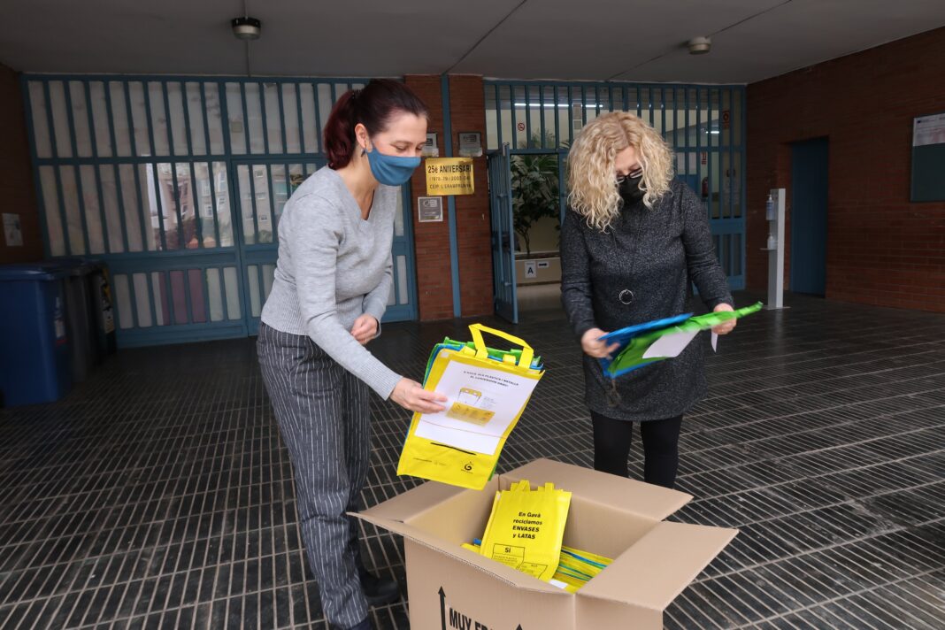 Una de las nuevas acciones ha sido el repartimiento de bolsas de reciclaje en las escuelas. Foto: Ayuntamiento de Gavà.