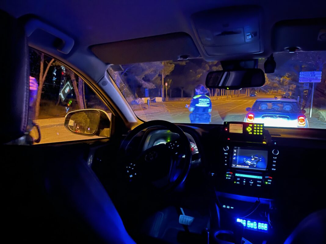 Interior de un vehículo de la Policía Municipal de Gavà. Foto: Twitter @gebadia.