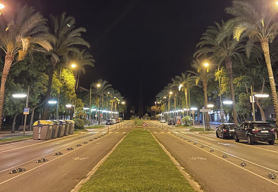 Avenida del Mar de noche.