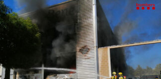 Incendio en la nave industrial. Foto: Bombers de la Generalitat.