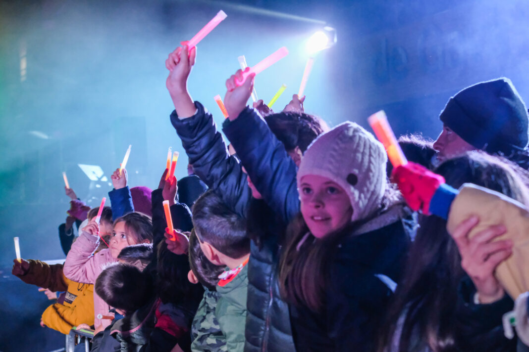 Niños y niñas con la lucecita (o llumeta) en la plaza Jaume Balmes recibiendo a los Reyes Magos (2019). Foto: Ayuntamiento de Gavà.