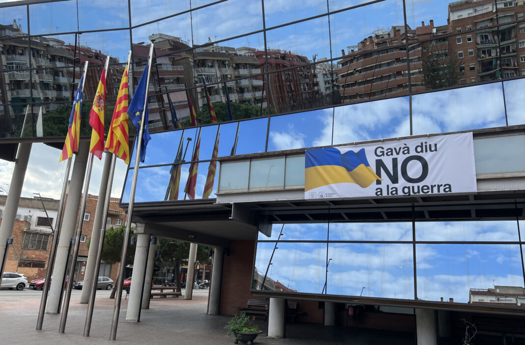 Una pancarta colgada en el ayuntamiento clama el 'no' a la guerra.