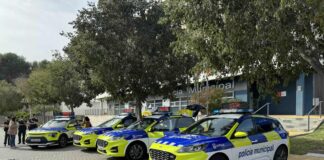 Herido grave un ciclista en Gavà tras caer y perforarse el muslo con una rama Vehículos de la Policía Local.